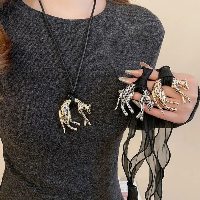 Pendentif léopard rétro pour femmes et hommes multicolore en métal, conception unique et audacieuse pour toutes les occasions spéciales
