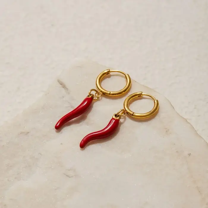 Mignon rouge chaud Chili charme boucles d'oreilles délicat couleur or Mini cerceaux avec goutte huile plante