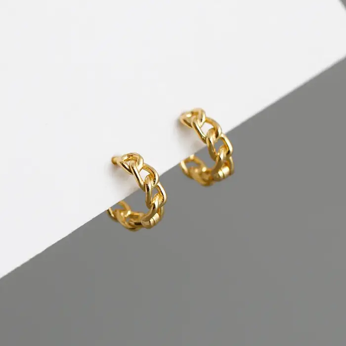 Une paire de boucles d'oreilles en chaîne géométrique simples et à la mode, vitrine un charme person