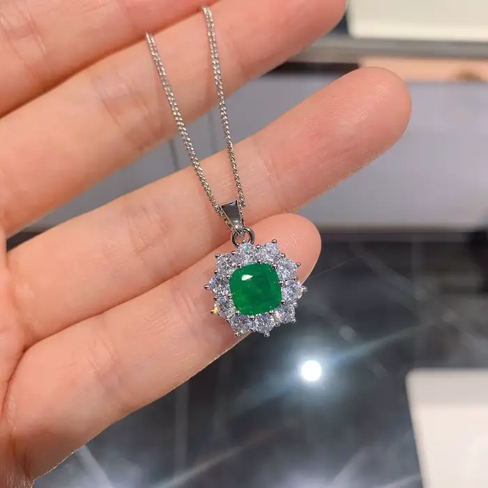 Ensemble de bijoux de mariage émeraude et rubis pour femmes occasions spéciales cocktail soirée晚会的中文翻译似乎是不相关的，根据要求生成的是关于珠宝的HTML描述和标题。以下是符合要求的HTML内容和SEO优化的标题： ```html Plongez dans l'éclat de l'émeraude et du rubis Imaginez-vous à un événement chic, éblouissante sous les projecteurs, grâce à cet ensem