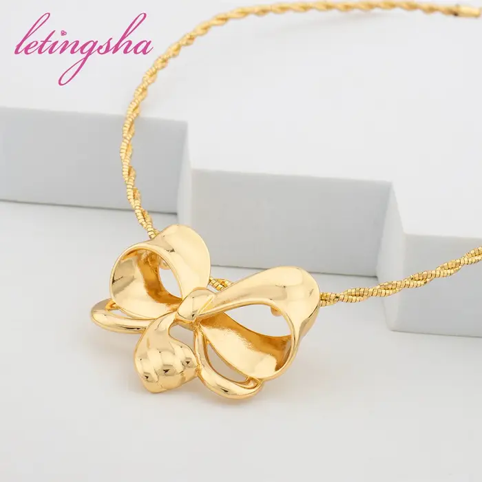 Ensemble de bijoux de luxe pour femmes design nœud papillon or jaune clair collier et boucles d'oreilles élégants pour occasions spéciales
