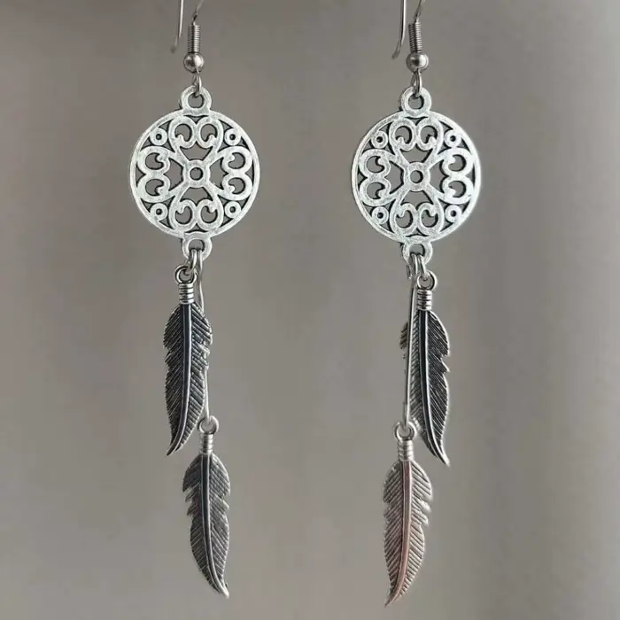 Boucles d'oreilles pendantes longues style bohème en argent ancien ajouré, attrape-rêves, plumes et pompons pour femme, bijoux de style gitan