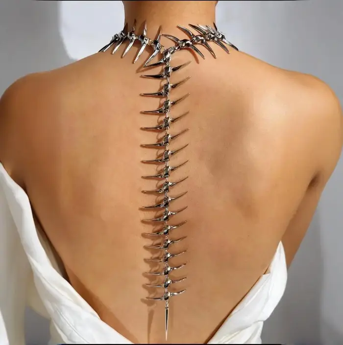 Edgy Niche Hip-Hop épine squelette alliage collier pour femme parfait pour les fêtes de vacances ten