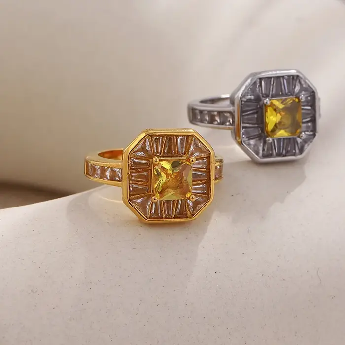 Bague carrée en acier inoxydable plaqué or 18 carats avec zircon cubique jaune