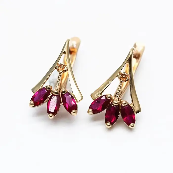 Boucles d'oreilles incrustées de trois pierres précieuses rouges pour femmes