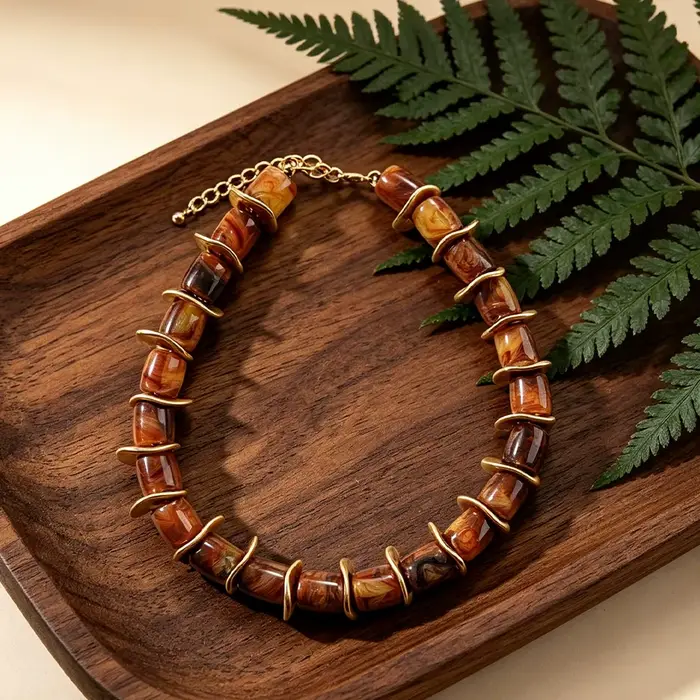 Collier ras du cou cylindrique en résine avec disques d'espacement dorés ondulés irréguliers, chaîne