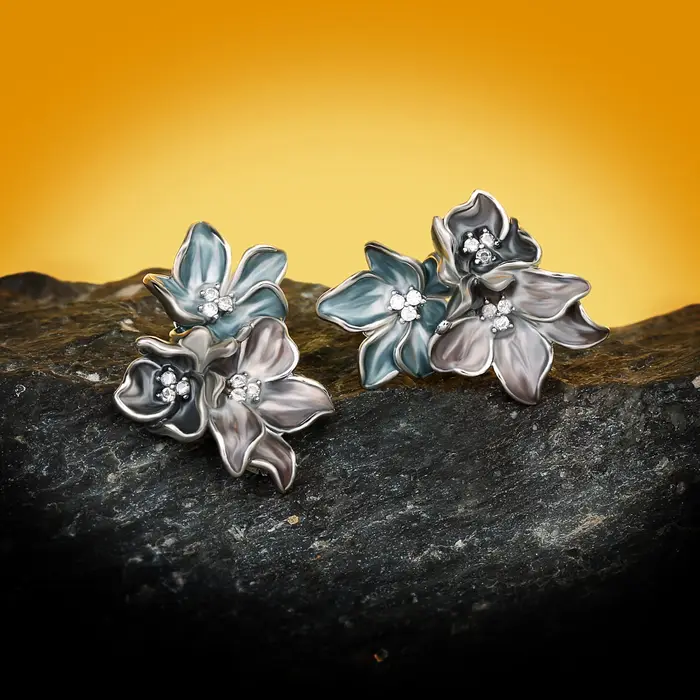 Boucles d'oreilles élégantes en émail époxy, petite fleur bleu brumeux, bijoux pour dames, argent 92