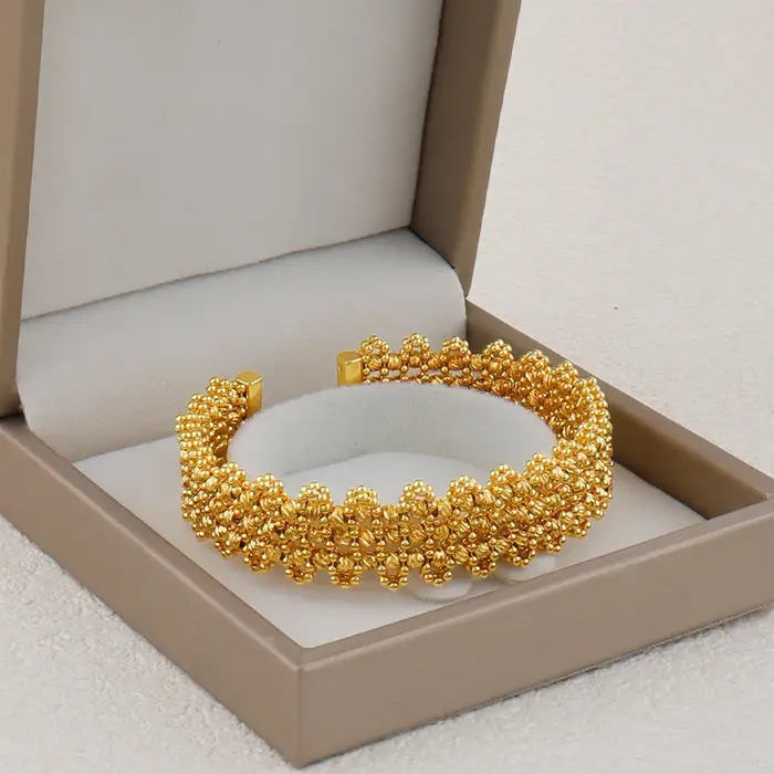 Ensemble collier ras-de-cou et boucles d'oreilles entièrement perlés pour mariée de Dubaï