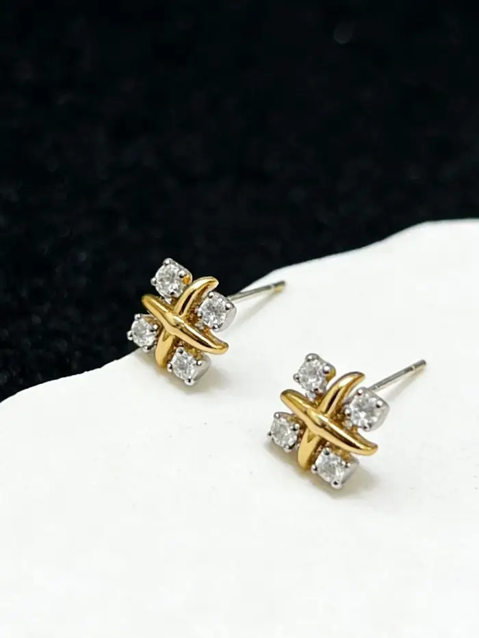 Boucles d'oreilles en or 18 carats en forme de "X" avec diamants colorés