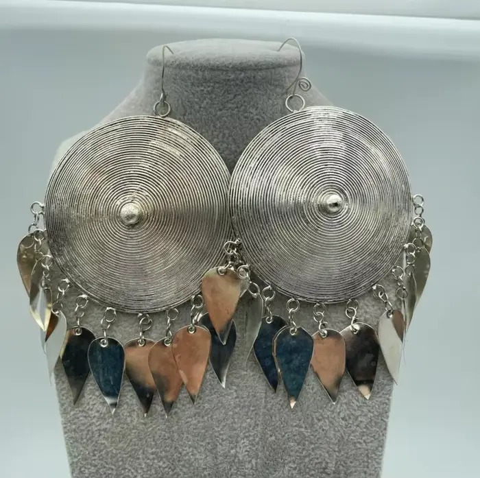 Miao – boucles d'oreilles individuelles en argent, faites à la main, dominateur exagéré, clous au la
