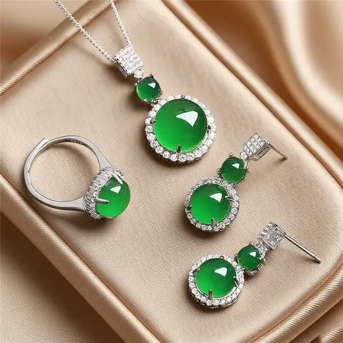 Ensemble de bijoux en pierre verte artificielle