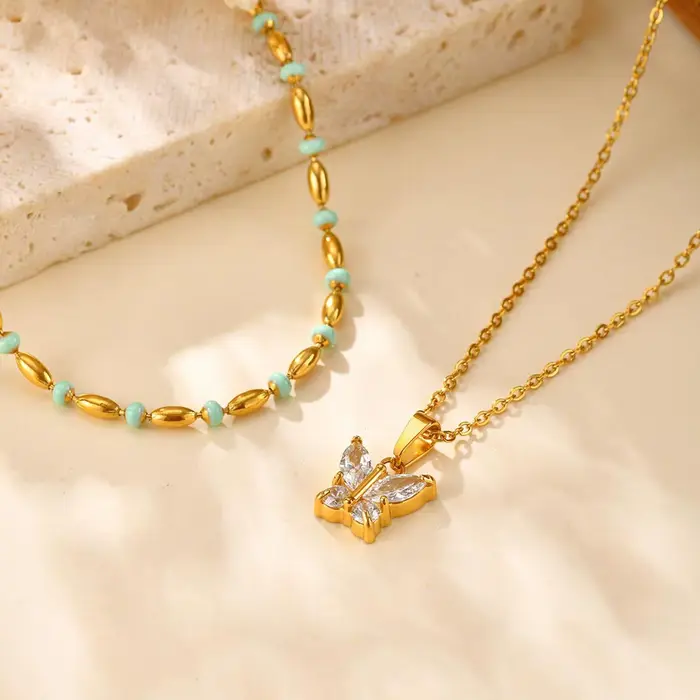Collier en forme de papillon serti de zircone cubique plaqué or pour femmes occasions spéciales partys et mariages