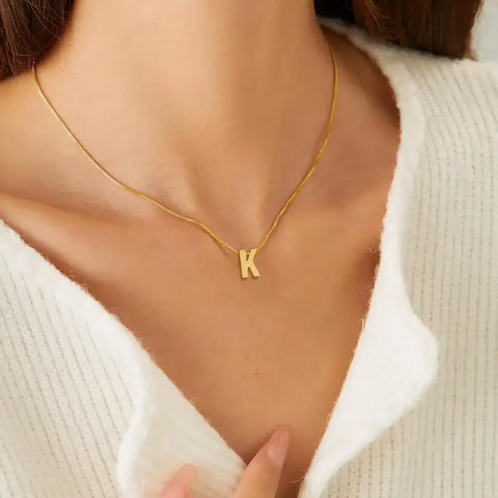 Colliers initiaux pour femmes et filles – Collier délicat en acier inoxydable plaqué or 18 carats avec pendentif A-Z