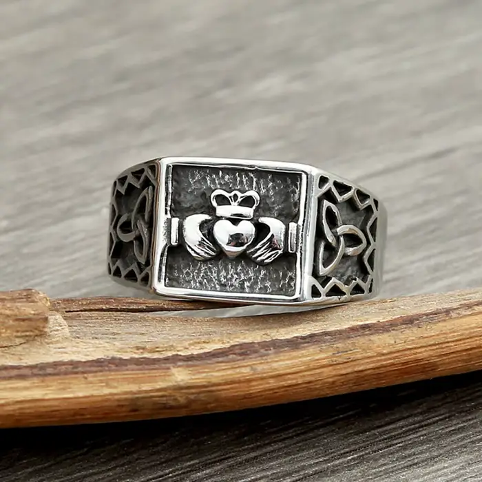 Bague Claddagh en acier inoxydable antique pour homme et femme, symbole de mariage et de couple, cadeau pour mariage, anniversaire et autres occasions spéciales