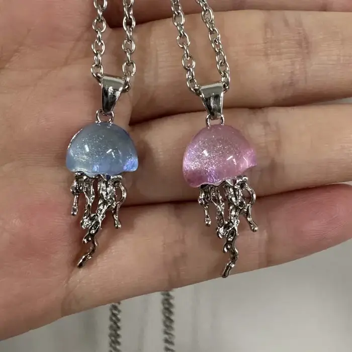 Collier pendentif méduse bleu rose pour femmes