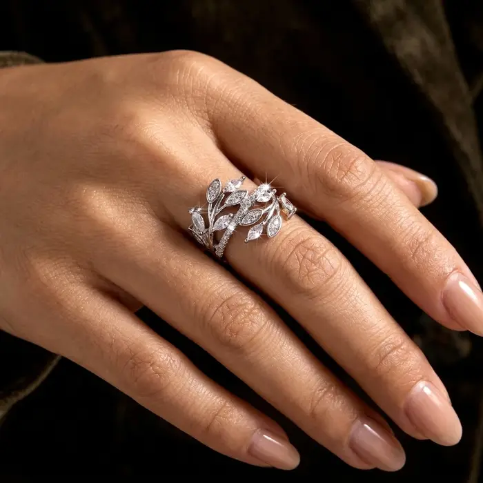 Bague en cuivre avec motif feuilles entrelacées et zircone cubique noire pour femmes occasions spéciales romantique et naturel