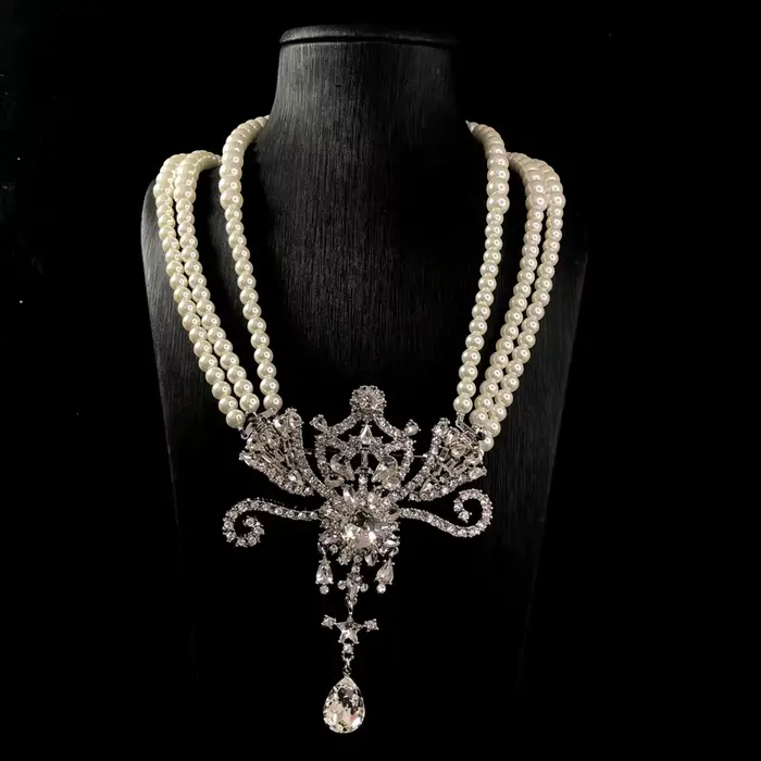 Ensemble de colliers superposés en perles de luxe avec pendentif broche aile de diamant