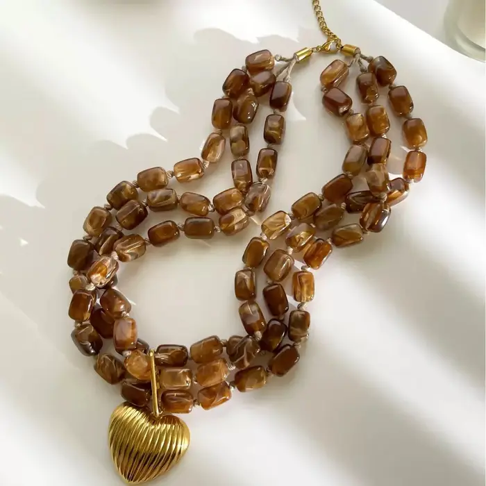 Collier chaîne d'amour en forme de cœur en résine bohème cadeau femme anniversaire occasions spéciales or jaune clair rouge marron