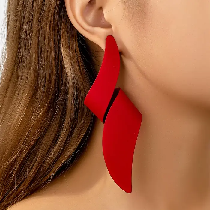 Une paire de boucles d'oreilles pour femmes, boucles d'oreilles géométriques irrégulières et exagérées de couleur rouge, adaptées à un usage quotidien et aux vacances