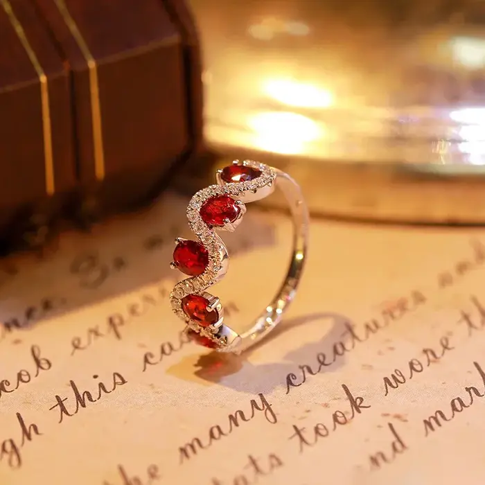 Nouvelle bague de cocktail en plaqué or avec pierres précieuses rouges et zirconium pour femmes, élégante et réglable pour mariage et occasions spéciales