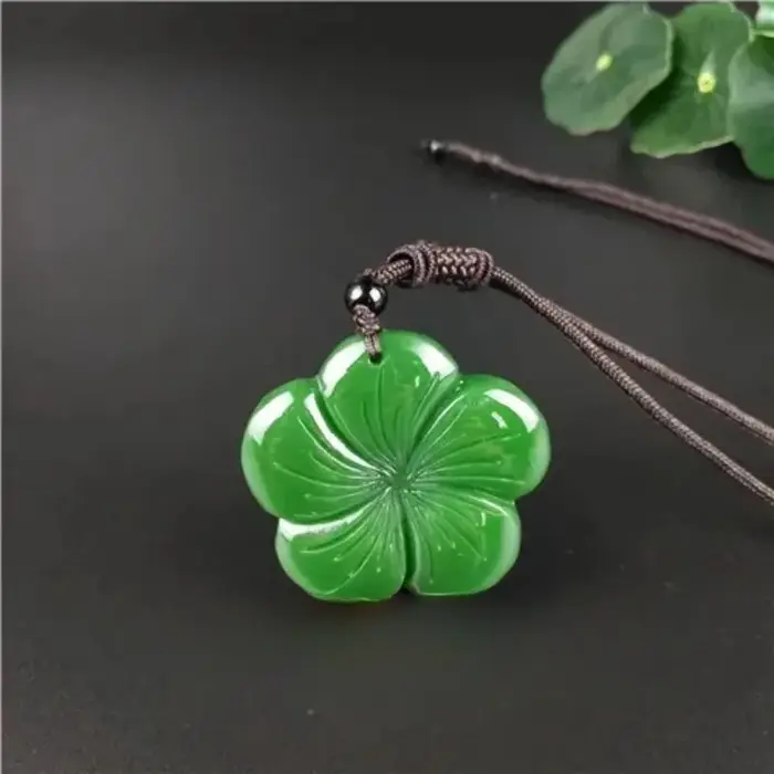 Collier pendentif trèfle en Jade chinois vert naturel