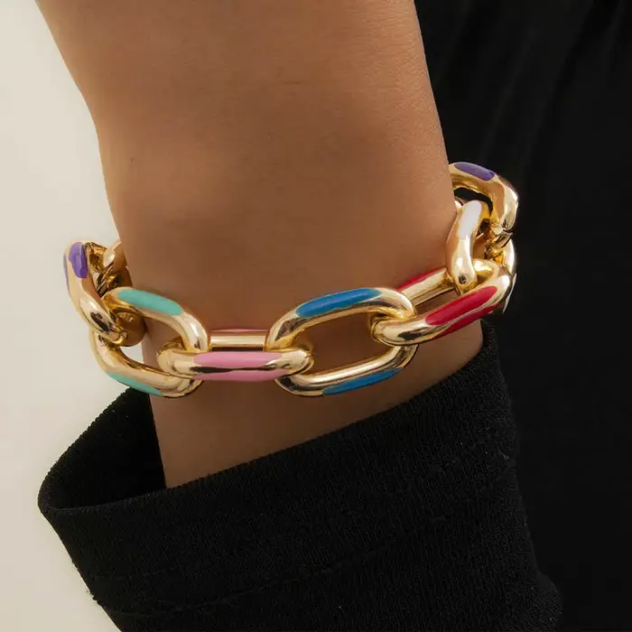 Bracelet chaîne croisée en aluminium peint coloré, élégant et stylé, pour femme
