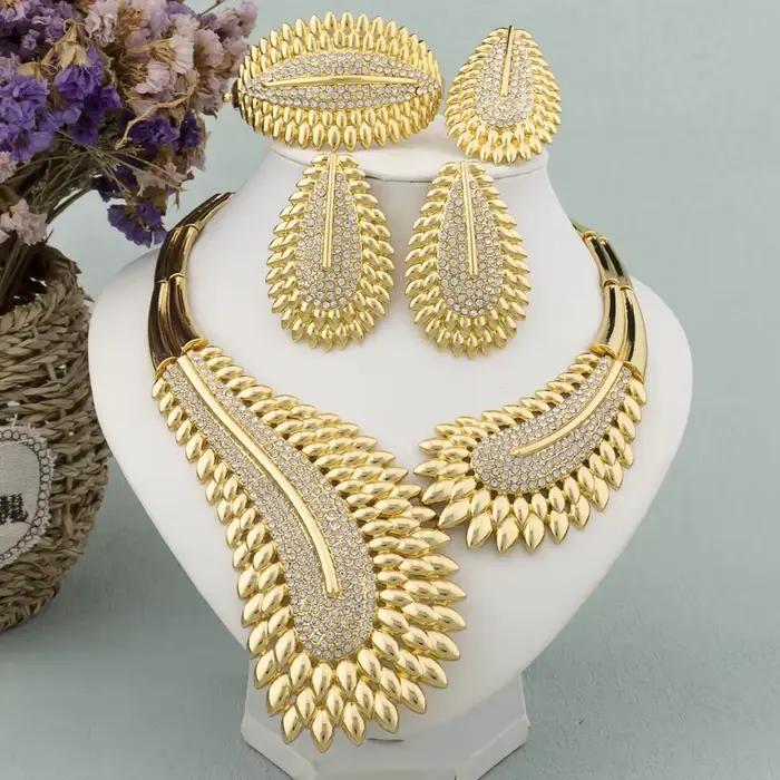 Ensemble de bijoux plaqués or pour femme avec boucles d'oreilles, collier, bracelet et bague pour occasions spéciales comme les mariages et les soirées