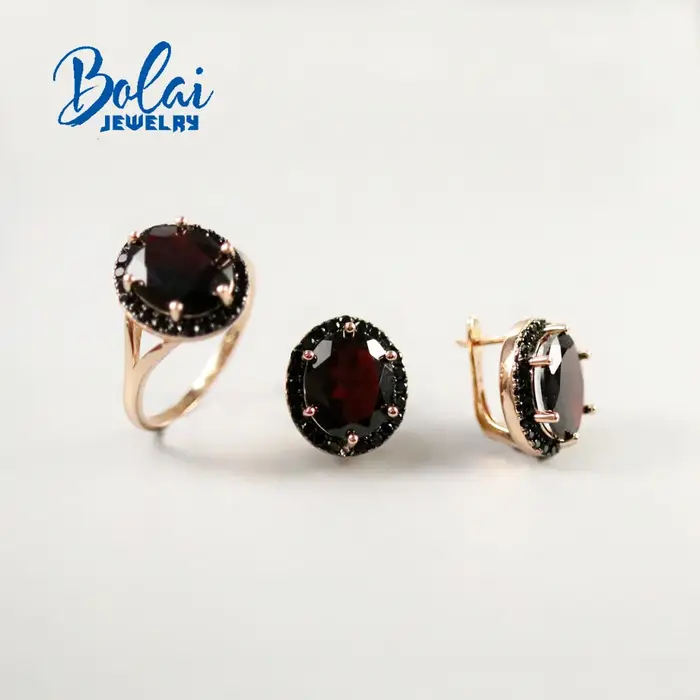 Ensemble élégant de bagues et boucles d'oreilles en grenat noir naturel