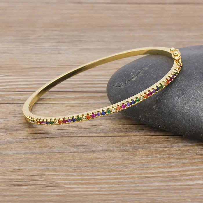 Bracelet arc-en-ciel à breloques en cuivre et zircone