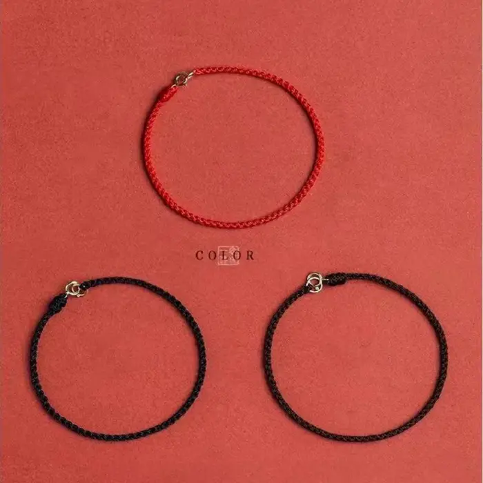 Bracelet à cordes rouges avec fermoir plaqué or