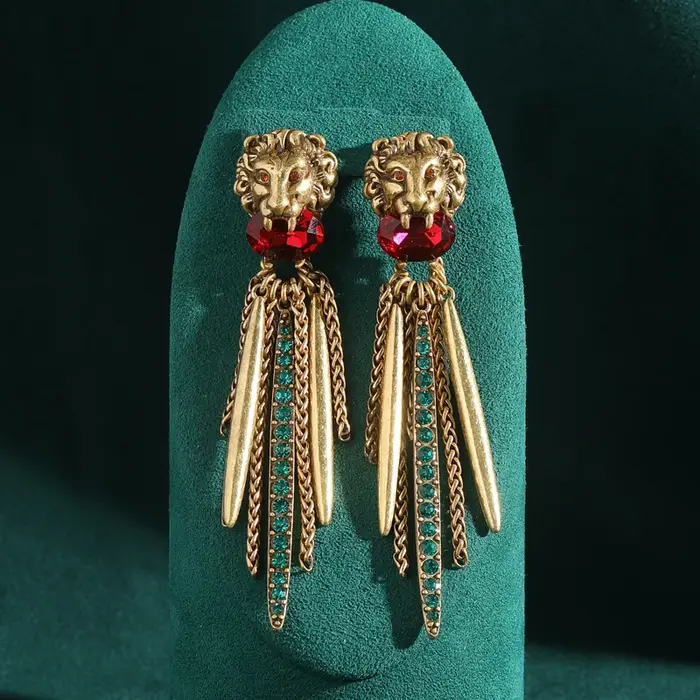 Boucles d'oreilles longues vintage tête de lion avec pompon rouge, bijoux de créateur de luxe couleu
