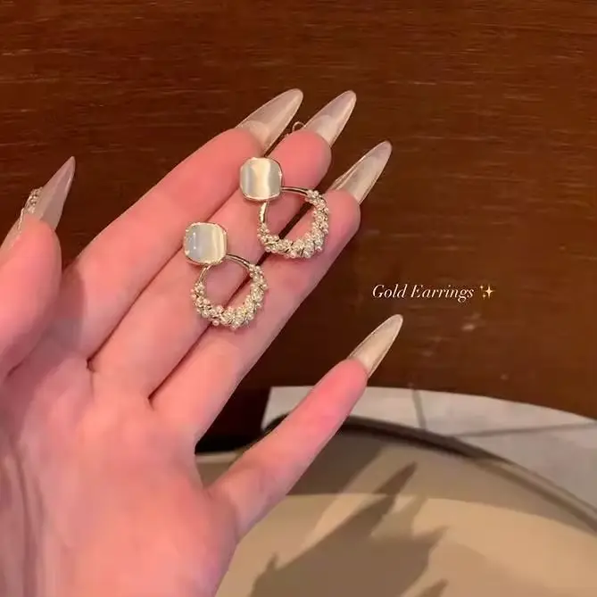 Ornement esthétique unique, boucles d'oreilles carrées en diamant et perle, effet œil de chat, haut 