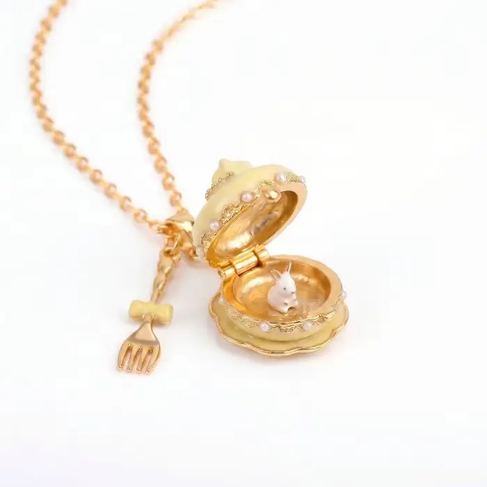 Collier pendentif mini boîte à gâteau mignonne avec anneau, émail fait main, pendentif dessert avec 