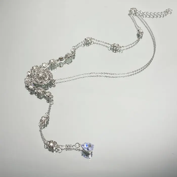 Nouveau collier de luxe à pampilles camélia, avec texture haut de gamme, classique et élégant, un ex