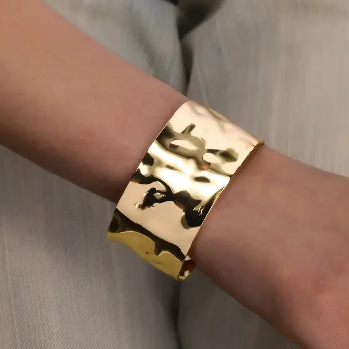 Bracelets d'ouverture à motif de bosse classique exquis pour femmes manchette couleur or acier inoxydable ornement à main cadeau occasions spéciales