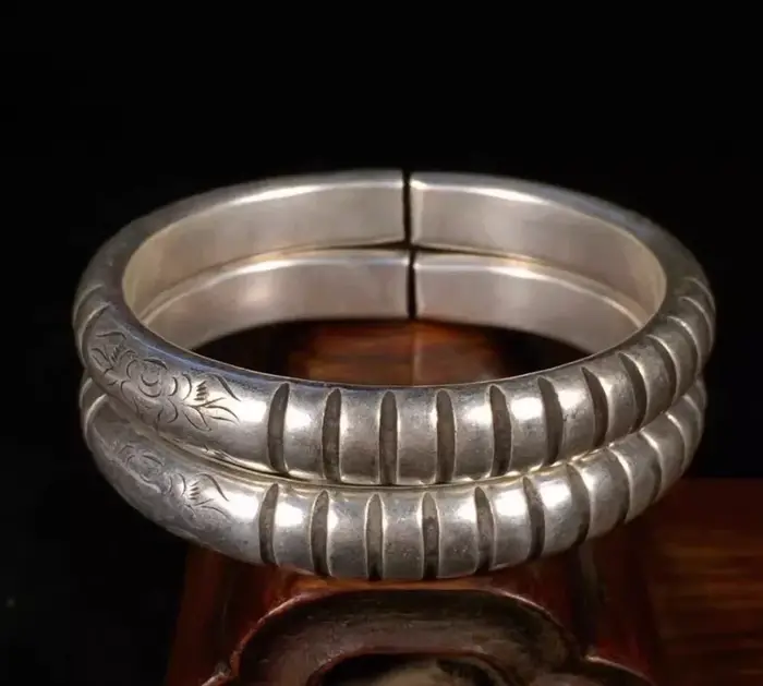 Une paire de bracelets, semis de fleurs, bijoux en argent, bracelet à motif de bon augure, bracelet 