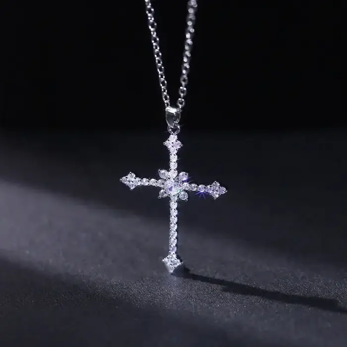 Collier pendentif croix pour femmes en or blanc avec strass brillant pour soirée et cérémonie élégante