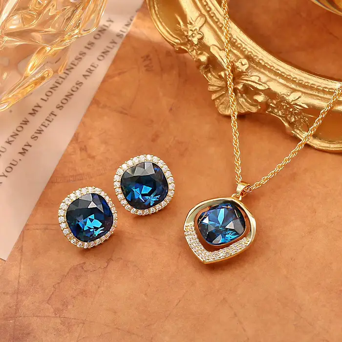Collier en zircon bleu géométrique, design de niche haut de gamme, élégant et raffiné, chaîne de pull polyvalente