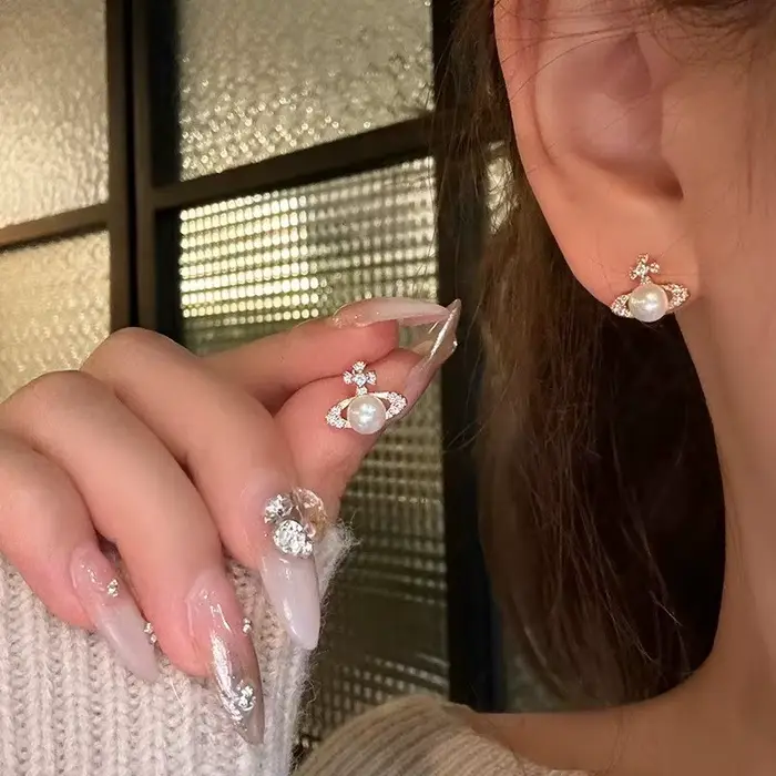 Boucles d'oreilles en forme de planète Saturne en argent sterling serties de perles et zircons blancs élégantes pour femmes occasions spéciales