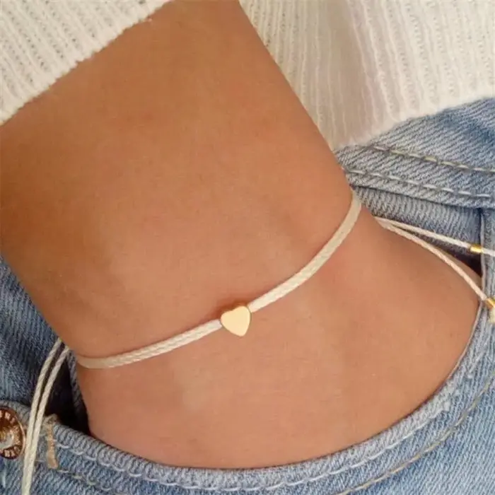 Bracelet en corde dorée avec pendentif cœur réglable pour femmes style bohème bijoux à la mode pour toutes les occasions