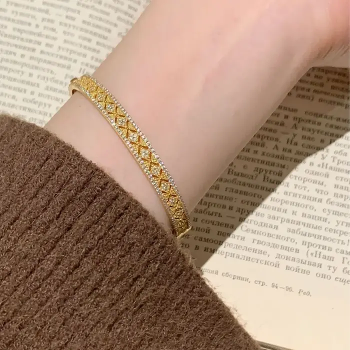 Bracelet à breloques Zadifié en plaqué or avec incrustations de zirconium pour femmes élégantes pour mariage et événements formels