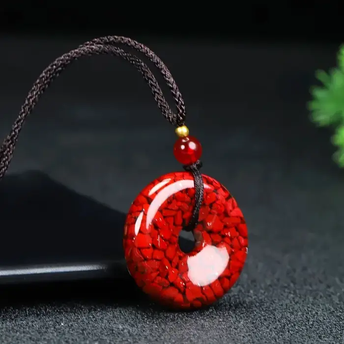 Perles dorées ornées d'un pendentif en pierre de sable rouge élégant, bijoux pour hommes