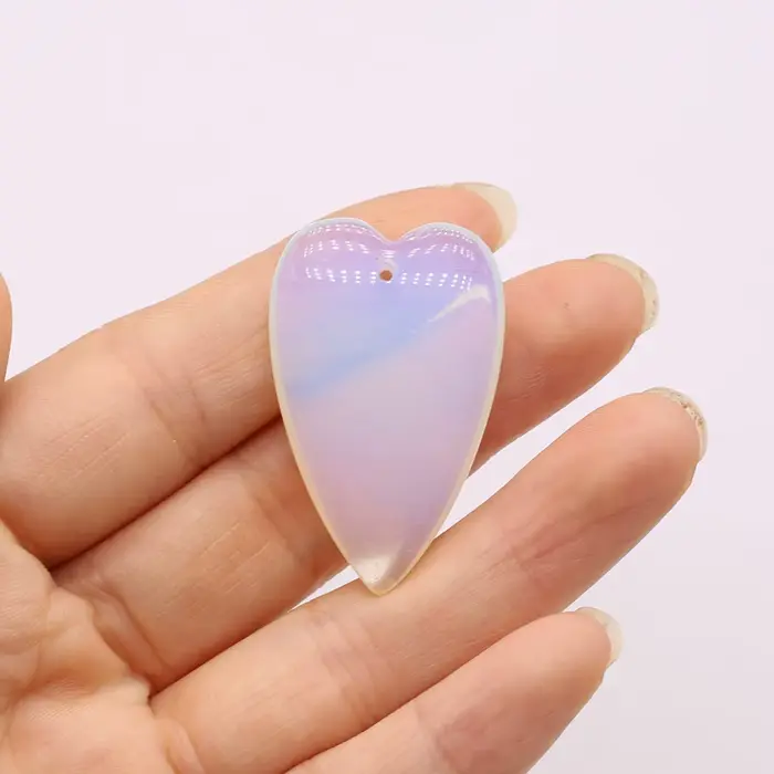 Pendentif en pierre précieuse d'amour naturel