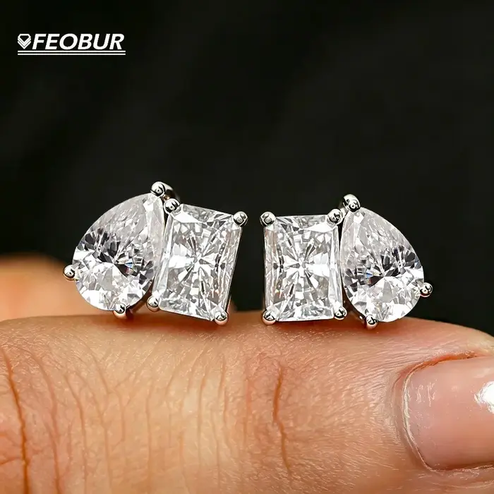 Boucles d'oreilles clous en moissanite à deux pierres (radiant et poire) 4cttw pour femme