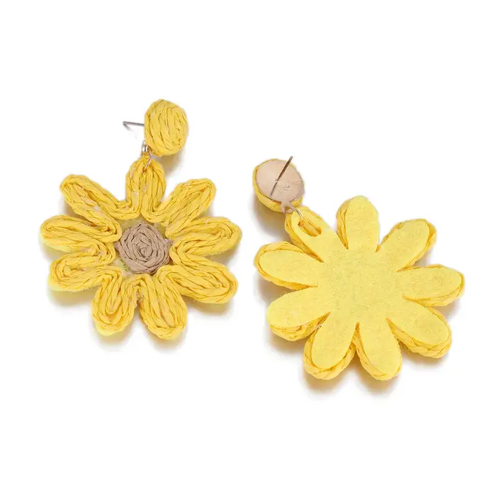 Boucles d'oreilles bohèmes faites à la main en raphia tressé avec fleurs pour femme
