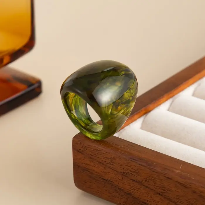 Bague de phalange surdimensionnée et audacieuse en résine multicolore