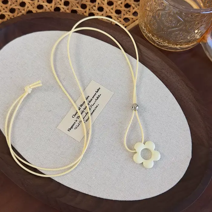 Collier floral brillant 2025 pour femme – Chaîne de clavicule polyvalente avec longueur réglable – D