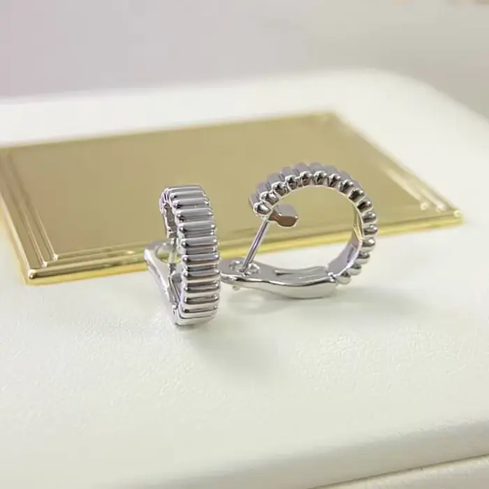 Boucles d'oreilles pendantes en argent sterling 925 plaqué or avec moissonite pour femmes occasions spéciales design squelette finition satinée