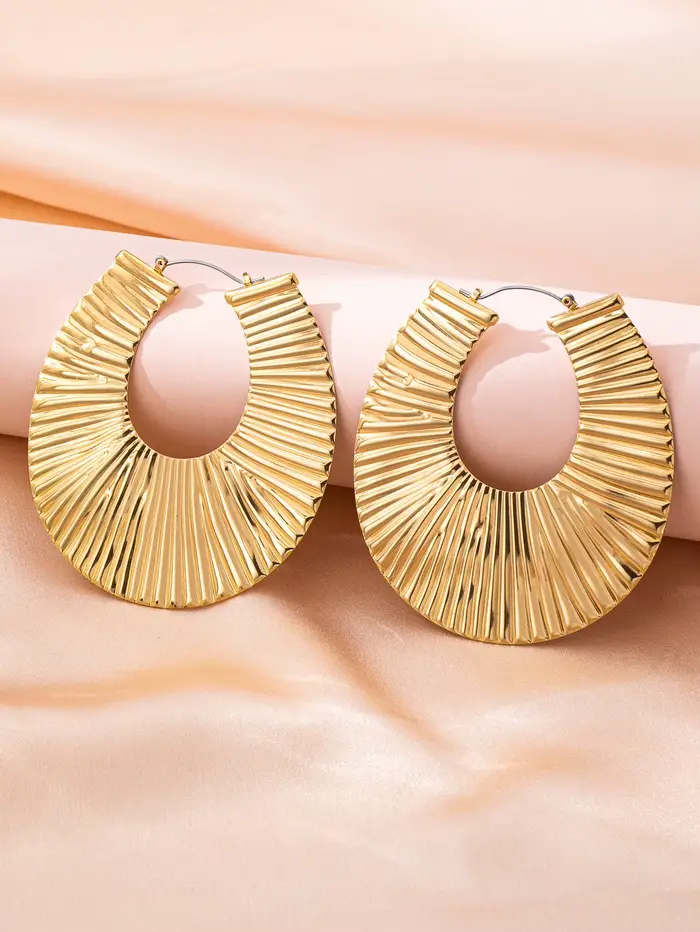 Une paire de boucles d'oreilles pour femmes charmantes, polyvalentes, exagérées, luxueuses et haut de gamme