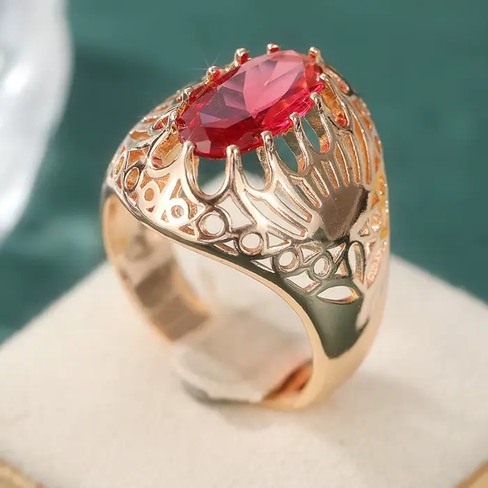 Bague vintage pour femme incrustée de CZ rouge, couleur or tendance, gravée à la main, motif géométr